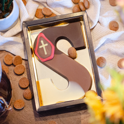 Foto van Chocoladeletter Conny Kiezen met hazelnoot