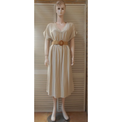 Foto van Iz Naiz - Dames Jurk / Dress - V-hals - Sand - Kapmouwtjes