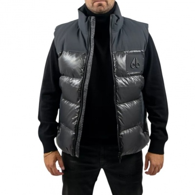 Moose Knuckles Heren Bodywarmer Grijs M34MV482/1542 Victory Peak Vest Foto van Moose Knuckles Heren Bodywarmer Grijs M34MV482/1542 Victory Peak Vest