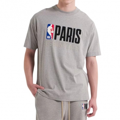 Fear Of God T-shirt Grijs NBA Paris Warm Heather Foto van Fear Of God T-shirt Grijs NBA Paris Warm Heather