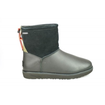 Foto van UGG CLASSIC TOGGLE WATERPROOF BLACK - KORTE LAARS