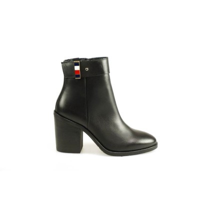 Foto van TOMMY HILFIGER DAMES KORTE LAARZEN ZWART CORPORATE HARDWEAR BOOTIE