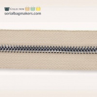 Latte Beige - #M5 Gunmetal | Metalen rits