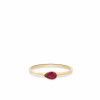 Afbeelding van Geelgouden ring met druppel zirkonia in rood RDC01-4323