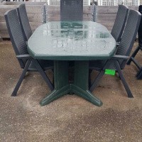 Afbeelding van 2 sets kunststof tuinstoelen met tafels