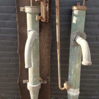 Afbeelding van Antieke koperen waterpompen