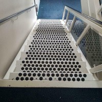 Afbeelding van IJzeren / metalen trap met leuning