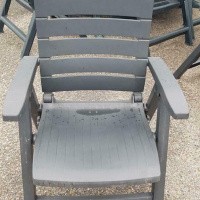 Afbeelding van 2 sets kunststof tuinstoelen met tafels