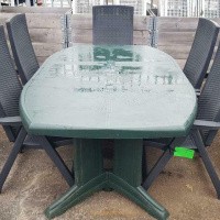 Afbeelding van 2 sets kunststof tuinstoelen met tafels