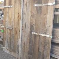 Afbeelding van Eiken getogen schuur deuren garagedeuren met kozijn