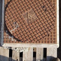 Afbeelding van Ijzeren put TBS met betonnenvoet put deksel