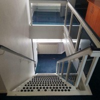 Afbeelding van IJzeren / metalen trap met leuning