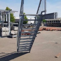 Afbeelding van Gegalvaniseerde trap met staander