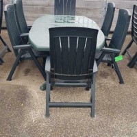 Afbeelding van 2 sets kunststof tuinstoelen met tafels