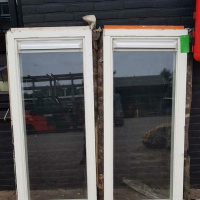 Afbeelding van 2 raamkozijnen dubbelglas met luchtrooster