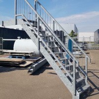 Afbeelding van Gegalvaniseerde trap met staander
