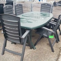 Afbeelding van 2 sets kunststof tuinstoelen met tafels