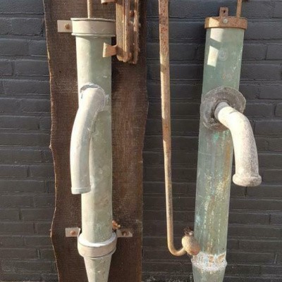 Antieke koperen waterpompen Antieke koperen waterpompen
