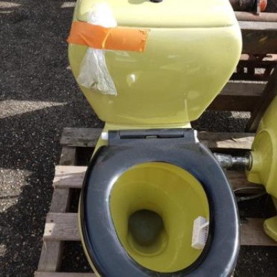 Retro wc duoblok, wastafel, vele kleine attributen Retro wc duoblok, wastafel, vele kleine attributen