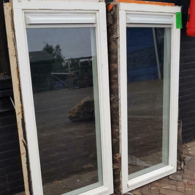 2 raamkozijnen dubbelglas met luchtrooster 2 raamkozijnen dubbelglas met luchtrooster