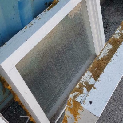 1 raam met enkelglas 1 raam met enkelglas