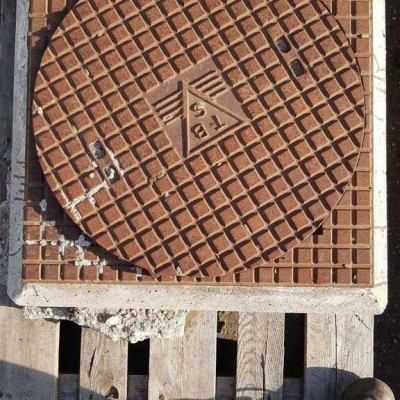 Ijzeren put TBS met betonnenvoet put deksel Ijzeren put TBS met betonnenvoet put deksel
