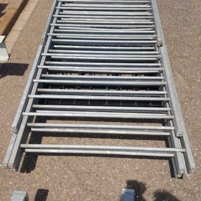 Gegalvaniseerde hekken en palen met betonnen voet Gegalvaniseerde hekken en palen met betonnen voet