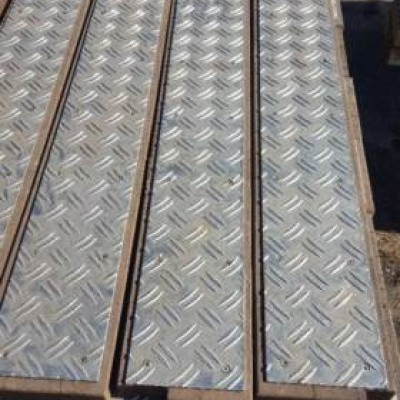 Traptreden hardhout met traanplaat Traptreden hardhout met traanplaat