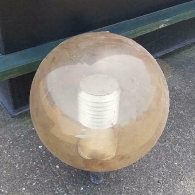 Buitenlamp ijzer met kunststof bol retro Buitenlamp ijzer met kunststof bol retro