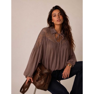Foto van BLOUSE WITH LACE 