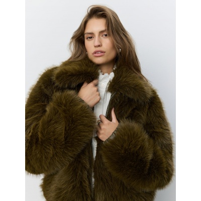 Foto van SOFIE SCHNOOR META FAUX FUR JACKET OLIVE