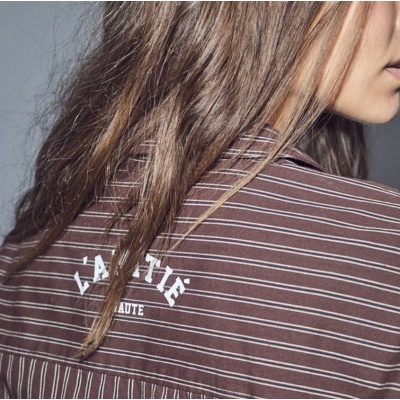 Foto van HAUTE L'AMITIÉ MOCCA STRIPE LOGO PRINT SHIRT 