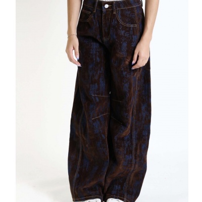 Foto van BALLOON JEANS WITH BROWN VELVET LOOK PATTERN
