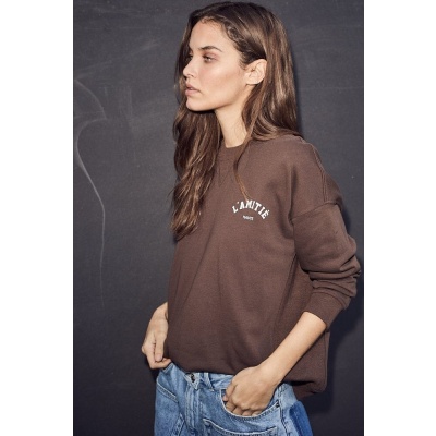 Foto van HAUTE L’AMITIÉ CURVE LOGO SWEATER BROWN