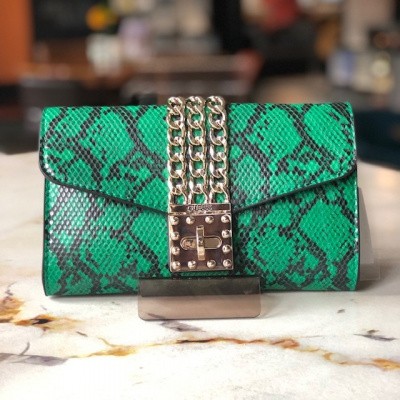Guess Prisma Clutch Python Groen Guess Prisma Clutch Python Groen