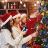 Afbeelding van Set van 100 kerstballen - plastic - mat en glanzend - met glitters - 10 ontwerpen - wit