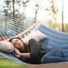 Afbeelding van SONGMICS gewatteerde hangmat voor 2 personen met bamboe spreidstangen en kussen, blauw/beige