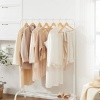 Afbeelding van SONGMICS - Houten kledinghangers - set van 20 - antislip, draaibare haak, natuurlijke kleur