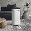 Afbeelding van HOMCOM 30L Pedaalemmer van roestvrij staal met softclose, compact en uitneembare binnenemmer, wit