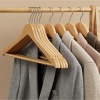Afbeelding van SONGMICS - Houten kledinghangers - set van 20 - antislip, draaibare haak, natuurlijke kleur