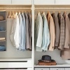 Afbeelding van SONGMICS - Houten kledinghangers - set van 20 - antislip, draaibare haak, natuurlijke kleur