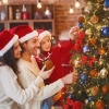 Afbeelding van Set van 110 donkergroene onbreekbare kerstballen met slinger