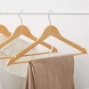 Afbeelding van SONGMICS - Houten kledinghangers - set van 20 - antislip, draaibare haak, natuurlijke kleur