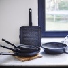 Afbeelding van BK Universe Koekenpan 24cm - PFAS-vrij - Inductie - Keramisch - Ovenbestendig tot 160°C - Zwart/Gran