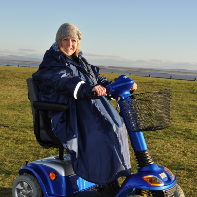 Poncho voor rolstoel en scootmobiel met mouwen blauw