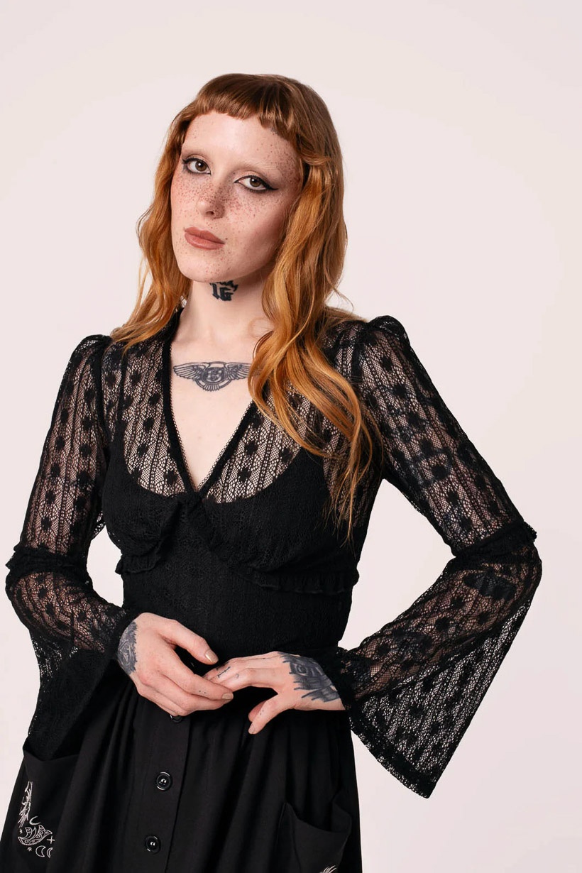 Hell Bunny | Vintage Gothic top Rhianne van zwart kant met uitlopende mouw