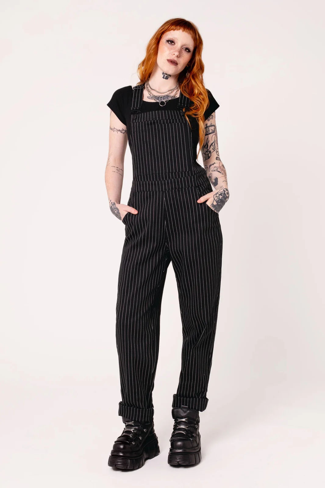 Hell Bunny | Ruimvallende Dungarees zwart met witte pinstripe Hell Bunny | Ruimvallende Dungarees zwart met witte pinstripe