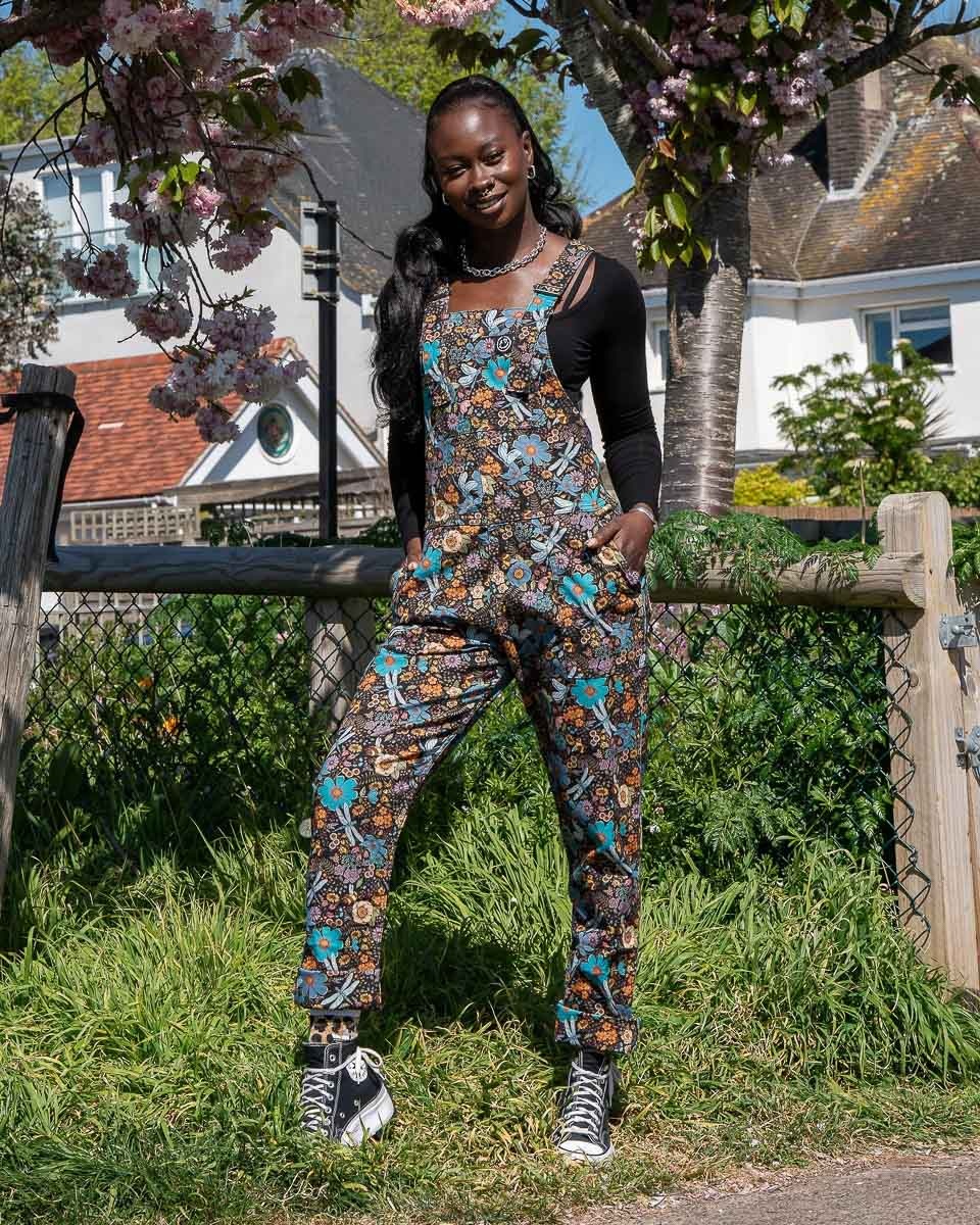 Rebel Romance | Tuinbroek Cottagecore zwart met bloemen en dragonfly's Rebel Romance | Tuinbroek Cottagecore zwart met bloemen en dragonfly's