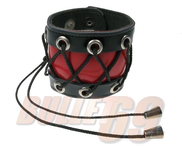 Leren polsband, met metalen oogjes, zwart rood, geveterd Leren polsband, met metalen oogjes, zwart rood, geveterd