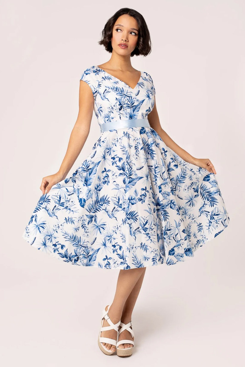 Hell Bunny | Jaren '50 jurk Amazilia wit met blauw blad, vogels en een aangeknipte mouw Hell Bunny | Jaren '50 jurk Amazilia wit met blauw blad, vogels en een aangeknipte mouw